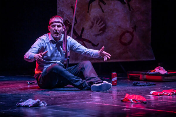 26-Pračovjek Vama glumimo u travnju: Komedija Pračovjek (Zakon Teatar i Theatre Mogul)