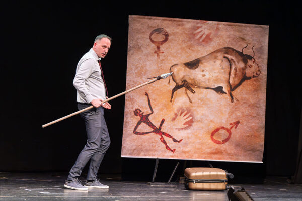 27-Pračovjek Vama glumimo u travnju: Komedija Pračovjek (Zakon Teatar i Theatre Mogul)