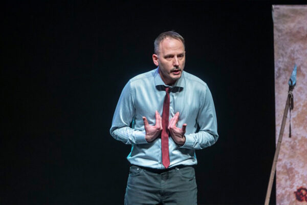 29-Pračovjek Vama glumimo u travnju: Komedija Pračovjek (Zakon Teatar i Theatre Mogul)