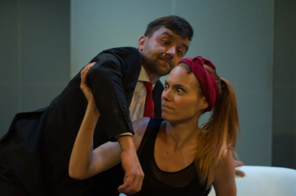 Vama glumimo u ožujku: Kako ubiti suprugu ili supruga bez suvišnih zašto (Kazalište Knap)